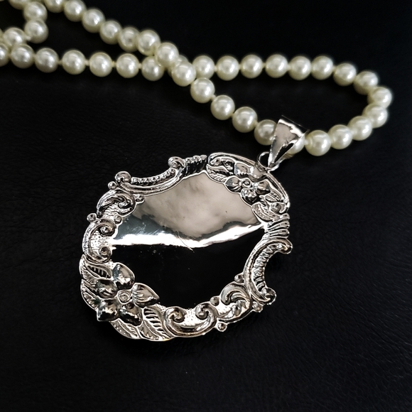 Vtg SS Repousse pendant with faux pearl necklace - Picture 4 of 7